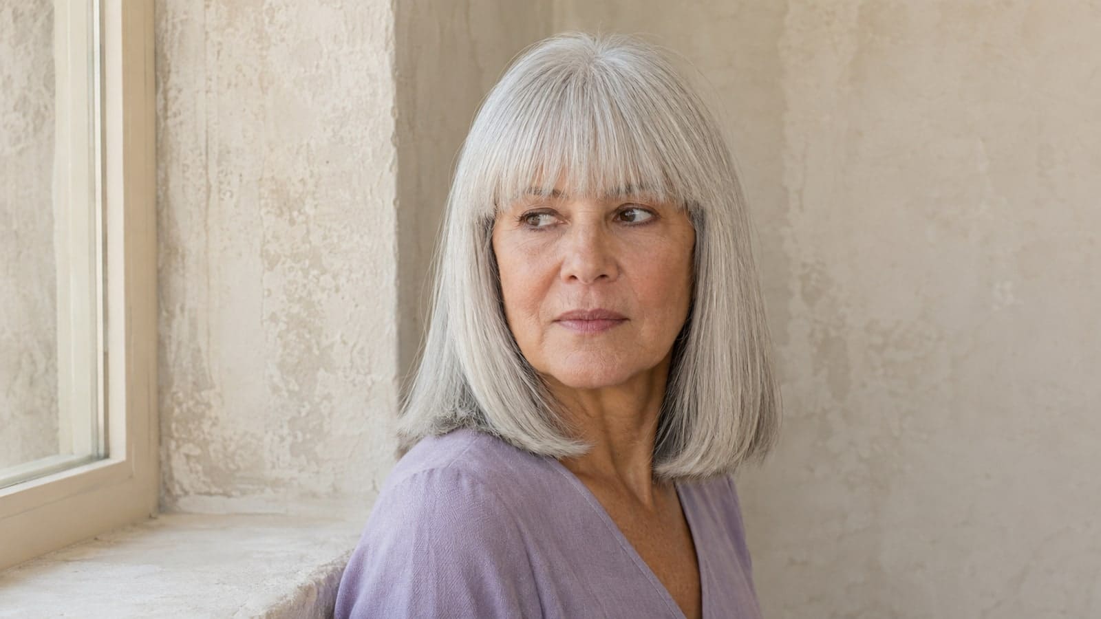 Oval-like face with dense silver-white blunt fringe, a clear brow-level horizontal edge, and a complete collarbone base